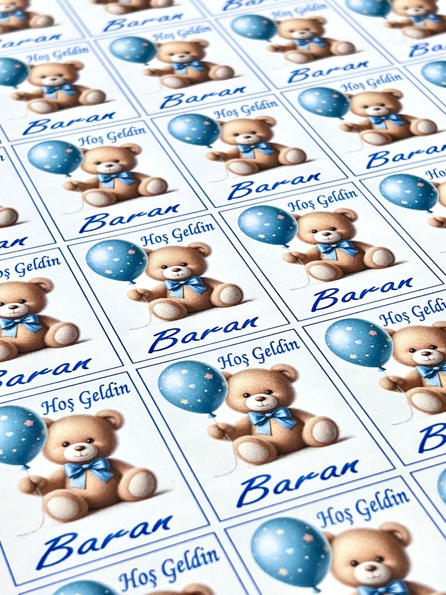 Yapışkanlı Isim Etiketi Mavi Balonlu ve Papyonlu Ayıcık 3,5 X 4.5 Cm 30 Adet Bebek Isim Etiketi